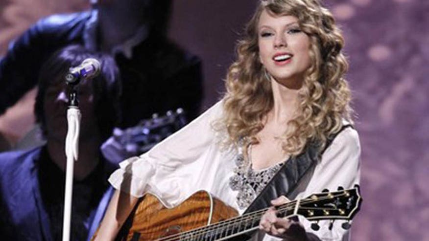 Taylor Swift Performing 640
